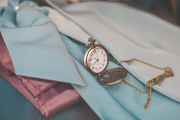 Orologio da tasca antico aperto, con il quadrante e le lancette