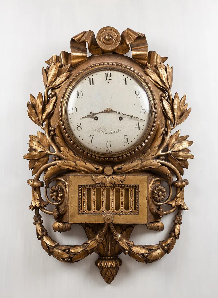 Pendola antica in legno con quadrante e pendolo